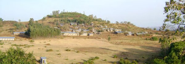 Territoire de la communauté d'Awra Amba, avec au second plan, à droite du bosquet et en bordure de village, l'atelier de tissage.