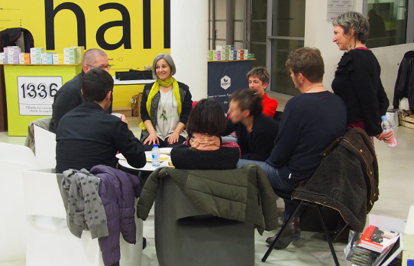 Une pause devant les produits de la Scop-TI